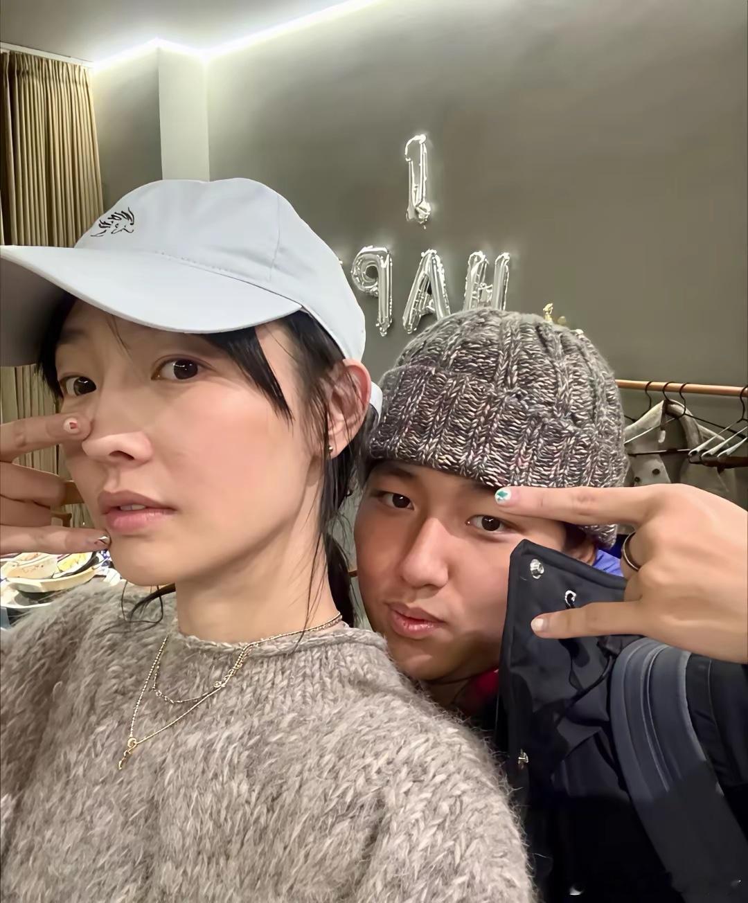 白百何首次晒出大儿子正面照，这是她和前夫陈羽凡生的儿子，名字叫元宝，小伙子笑起来