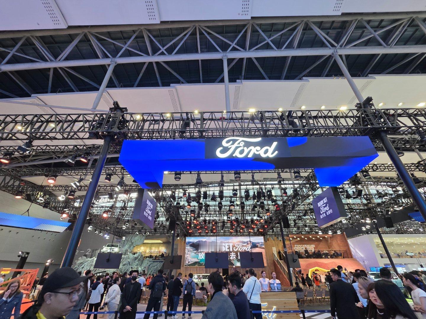 逛路过福特展台，一眼就被全新F-150猛禽给吸引了！魁梧身形配着霸气前脸，硬派越