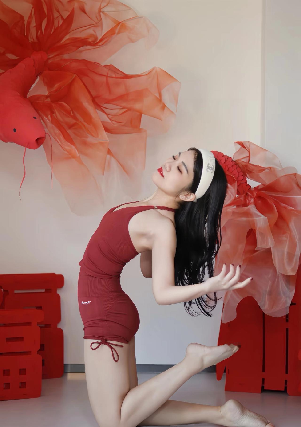 走过青涩，迎来从容，渐渐懂得：岁月从不是枷锁，而是礼物。每一个年纪，都是恰到好