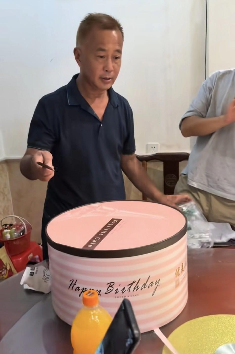沈巍竟然今天给自己染发成一个黄毛老头，这转变也太大了。因为今天是教师节，中午的