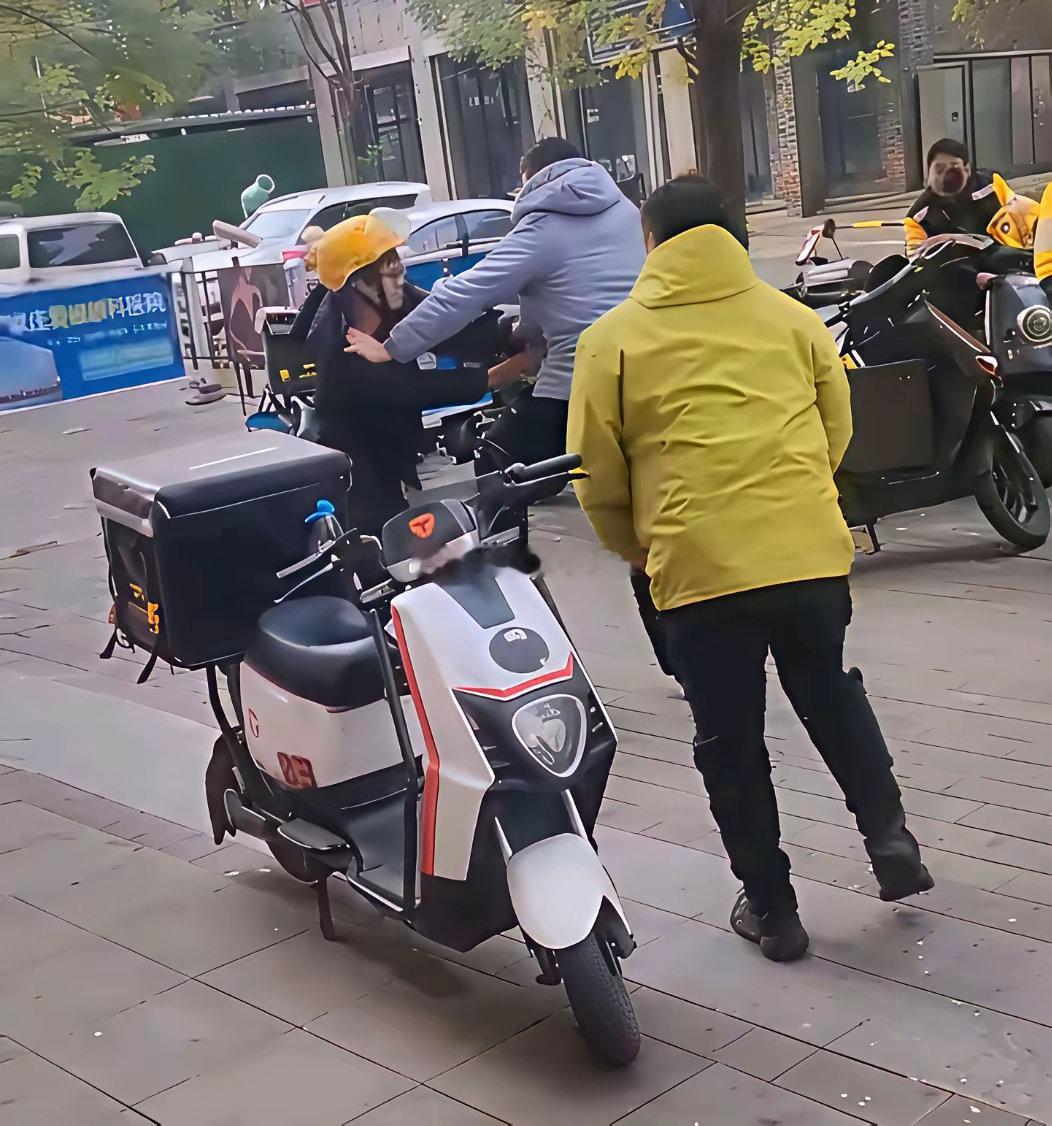 捅伤站长的外卖小哥直到被抓时拿着刀的手都还在颤抖！老实人的世界能有多惨？被随意压