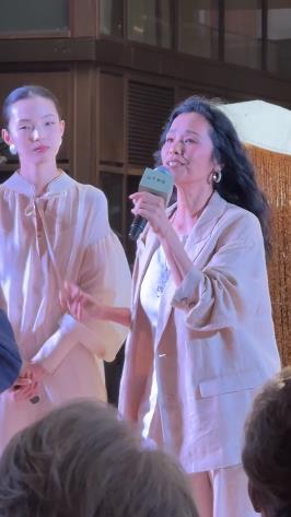 今天韦唯和雎晓雯一起在上海出席活动，两位站在一起超有姐妹范儿。韦唯里面穿白色
