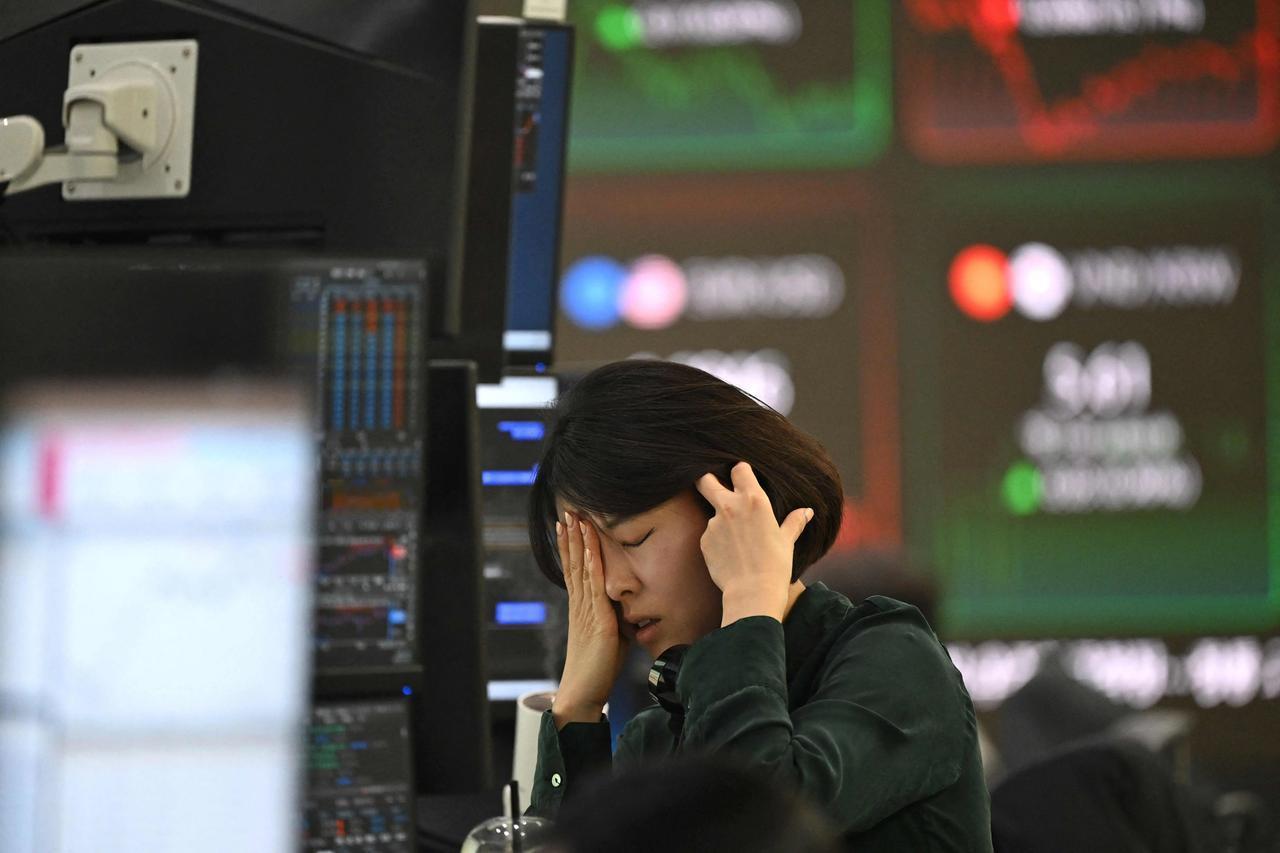 40万家庭迎史上至暗时刻，韩国股市30天蒸发32万亿，年轻人被套牢..这场从