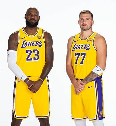 詹姆斯与东契奇的27岁，一对比便高下立判，差距无需多言。东契奇刚满27岁，生