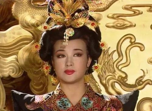 公元692年，武则天在朝堂上，笑着对张德说：“听说你老来得子，恭喜呀！”张德心喜