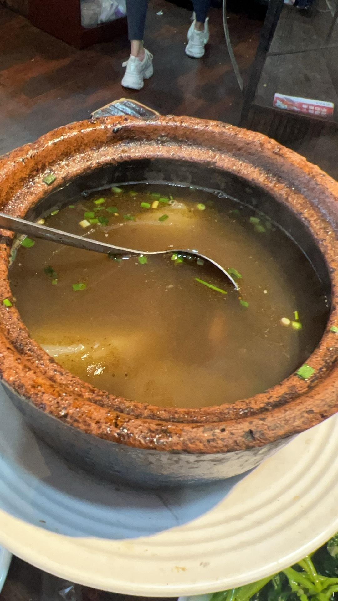 所有的汤,我是说所有,都应该给胡椒粉!!太有劲啦!