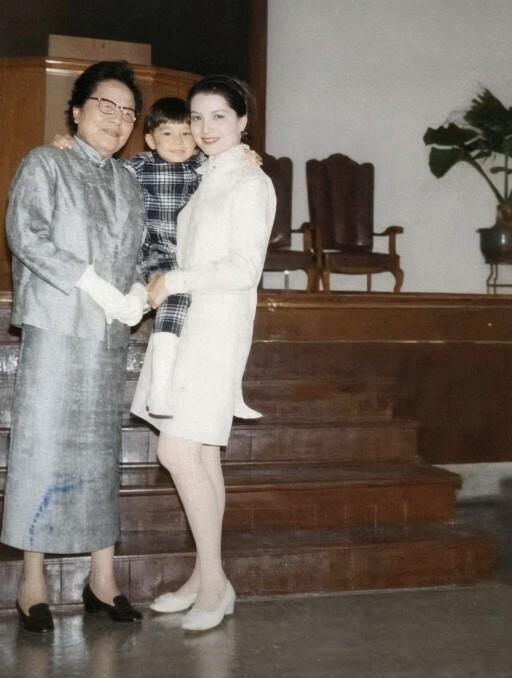 照片拍摄于1969年，画面左侧是宋霭龄，中间是她的独孙孔德基，右侧是儿媳、好莱坞