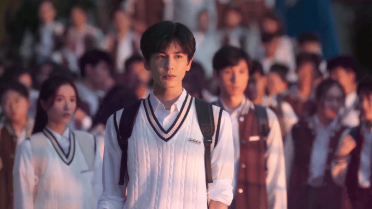 张凌赫新剧樱桃琥珀演17岁高中生这事，讨论度是真不低。大伙儿都认他帅，这