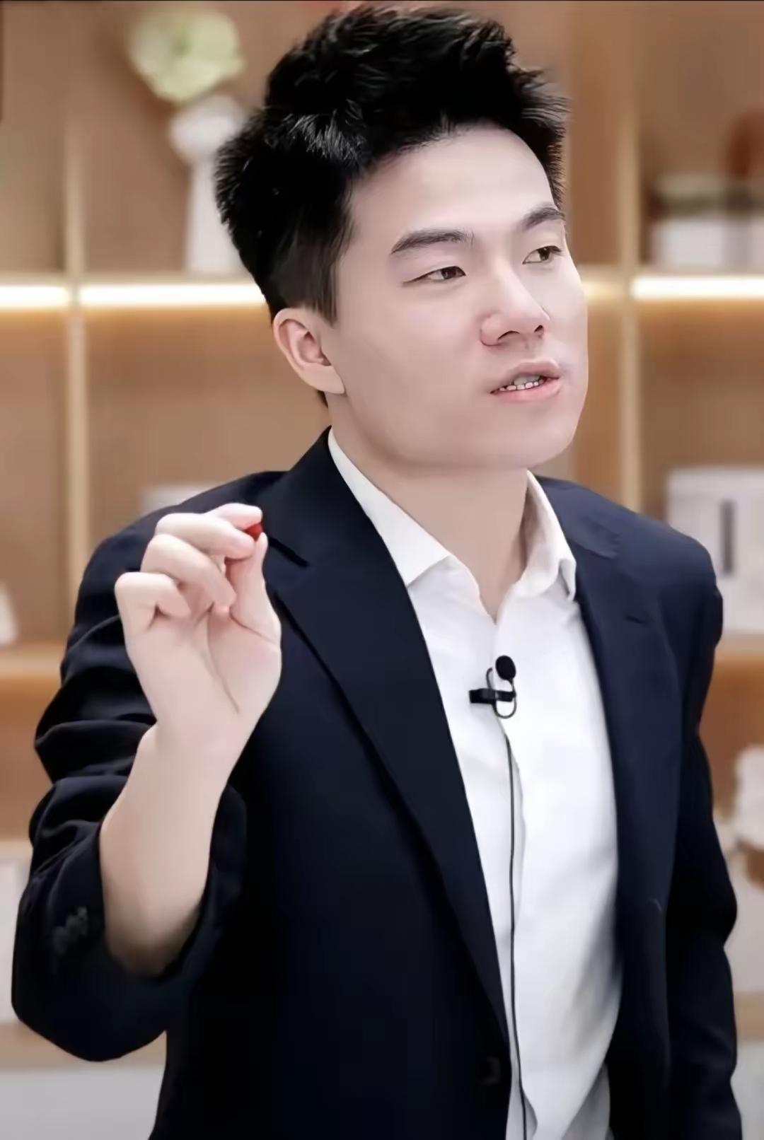 “卖这么贵，你不得好死！”董宇辉直播间的恶评刚刷出来，我还以为要上演互撕名场