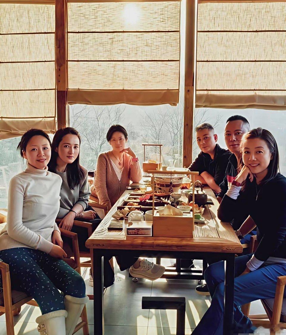 蒋勤勤回重庆与同学聚餐，与同学们相比除了脸小一点，也没什么区别！​​​