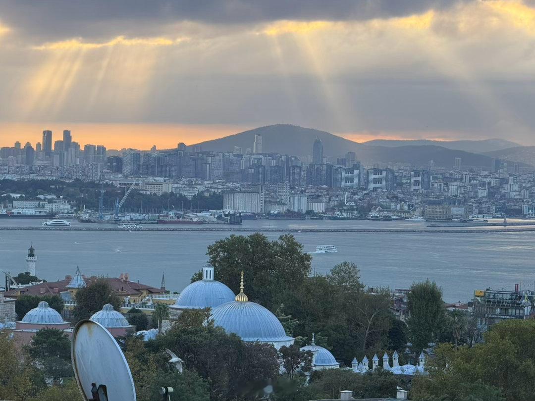 清晨，丁达尔效应的光柱穿过老城，逛完蓝色清真寺与考古博物馆，还被伊斯坦布尔馈赠了