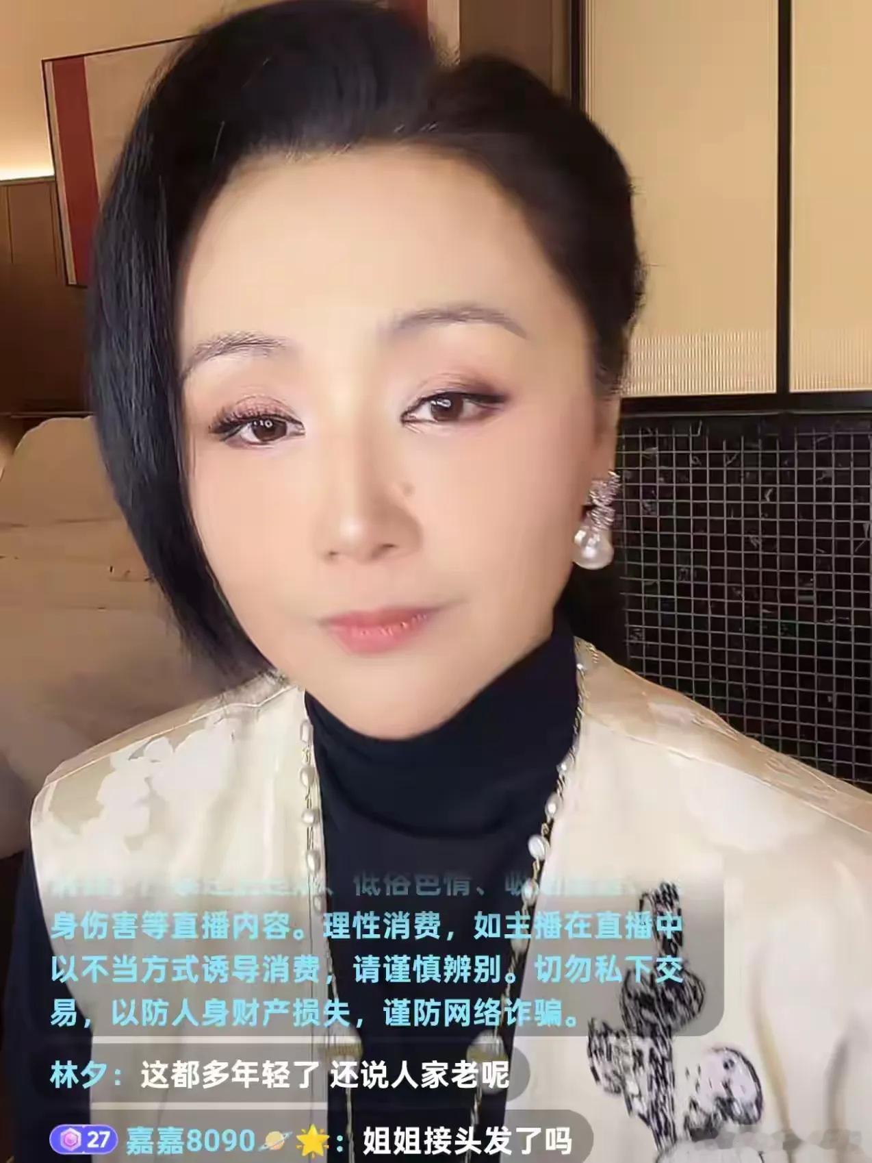 曹颖直播时，有网友问她：“姐姐，你头发怎么保养的，为什么又黑又多？是不是打了逆龄