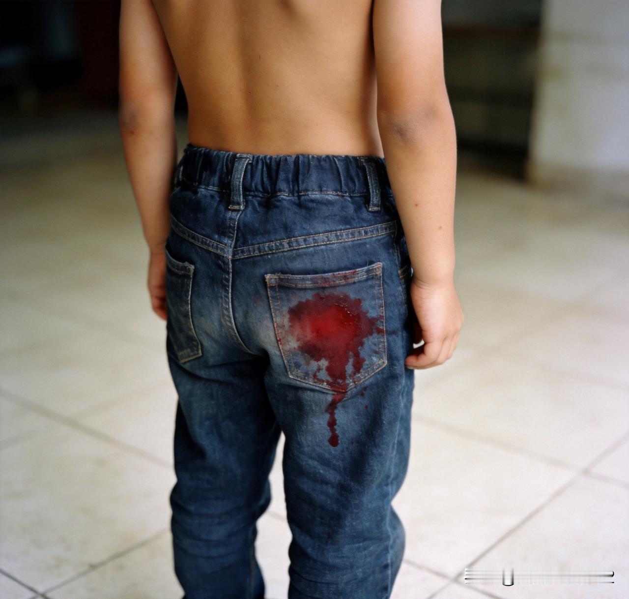 从小我就感觉到自己比同龄人“深沉”，课间裤子突然染红一片，身边同学吓得尖叫，只有