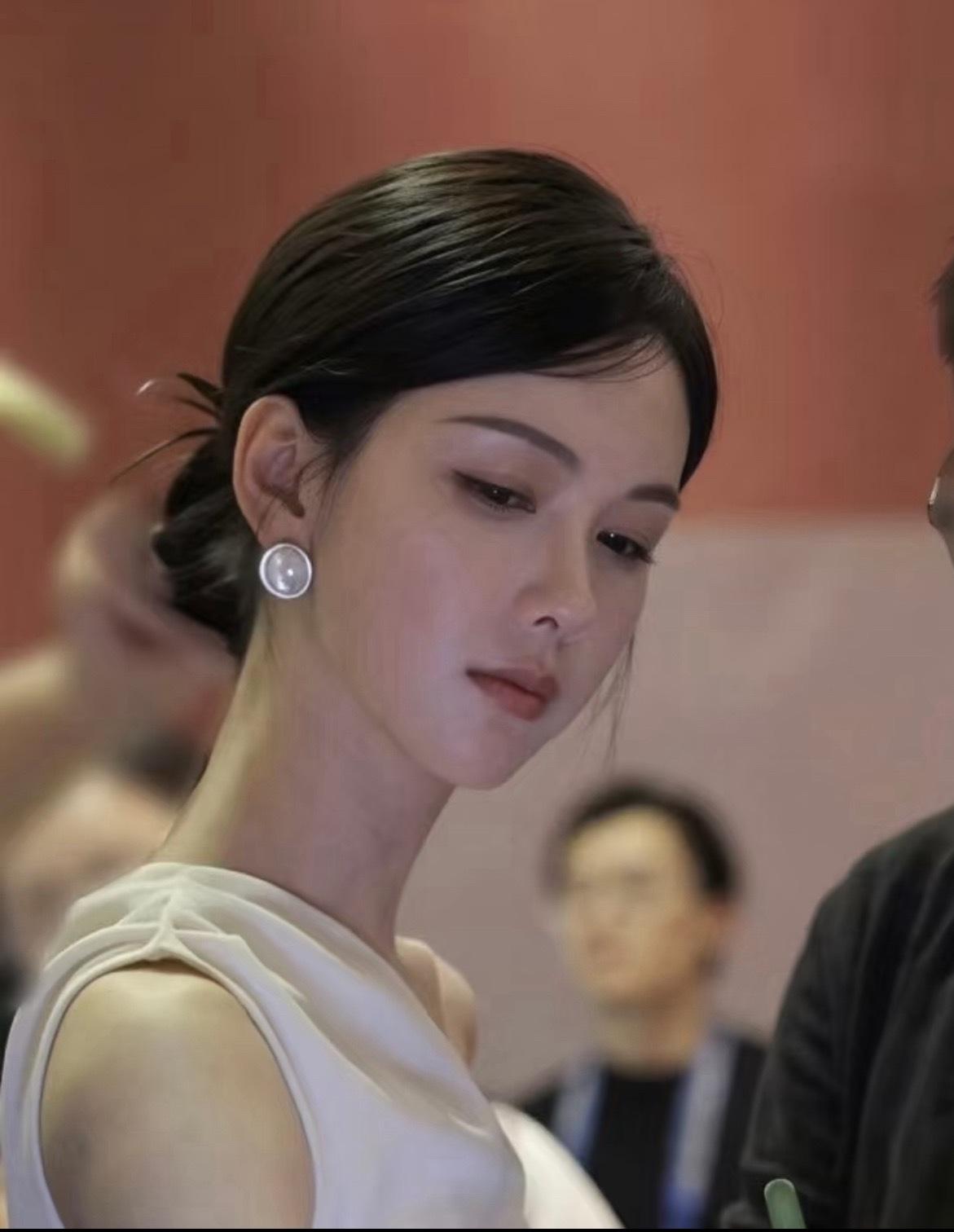 陈都灵：垂眸之间，尽见温婉力量翻看这一组影像，格外偏爱陈都灵垂眸的瞬间。眉