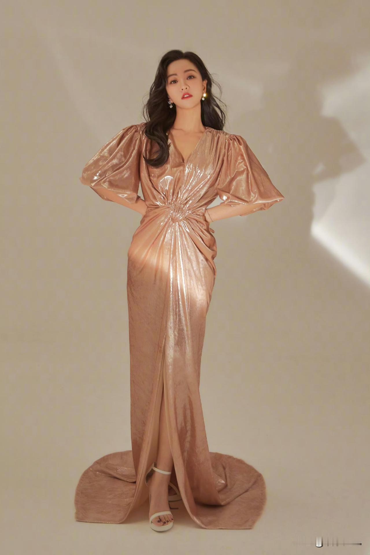 杨蓉富有且大方