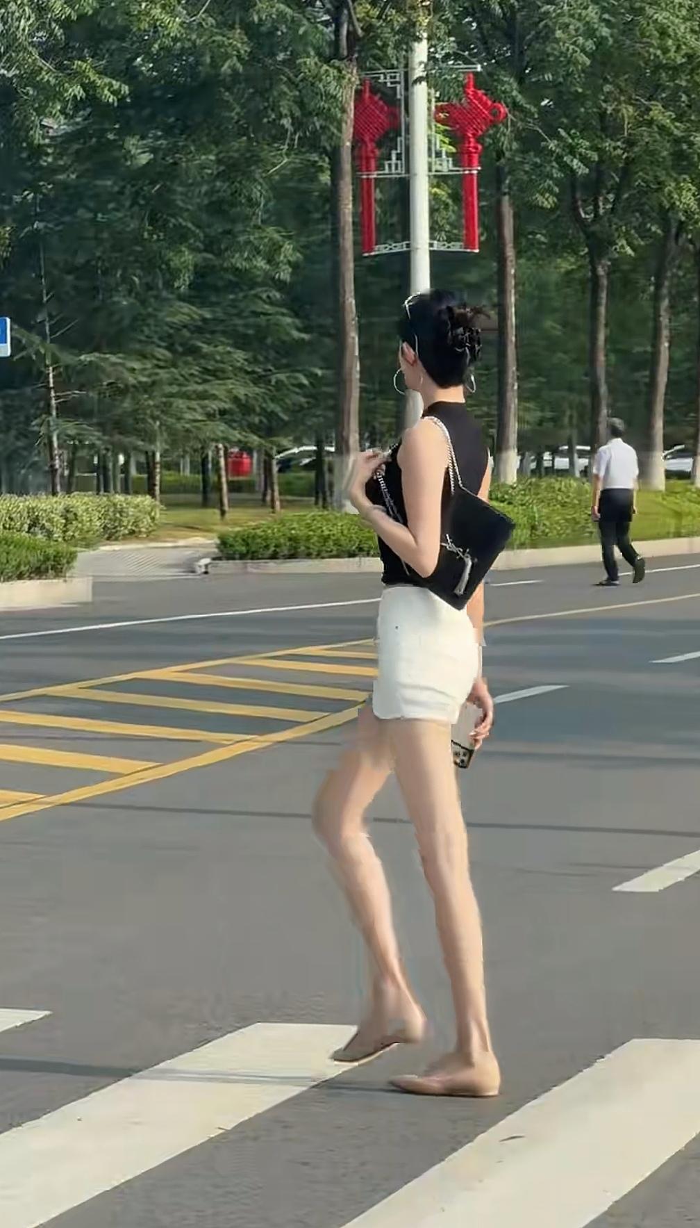 过马路的美女