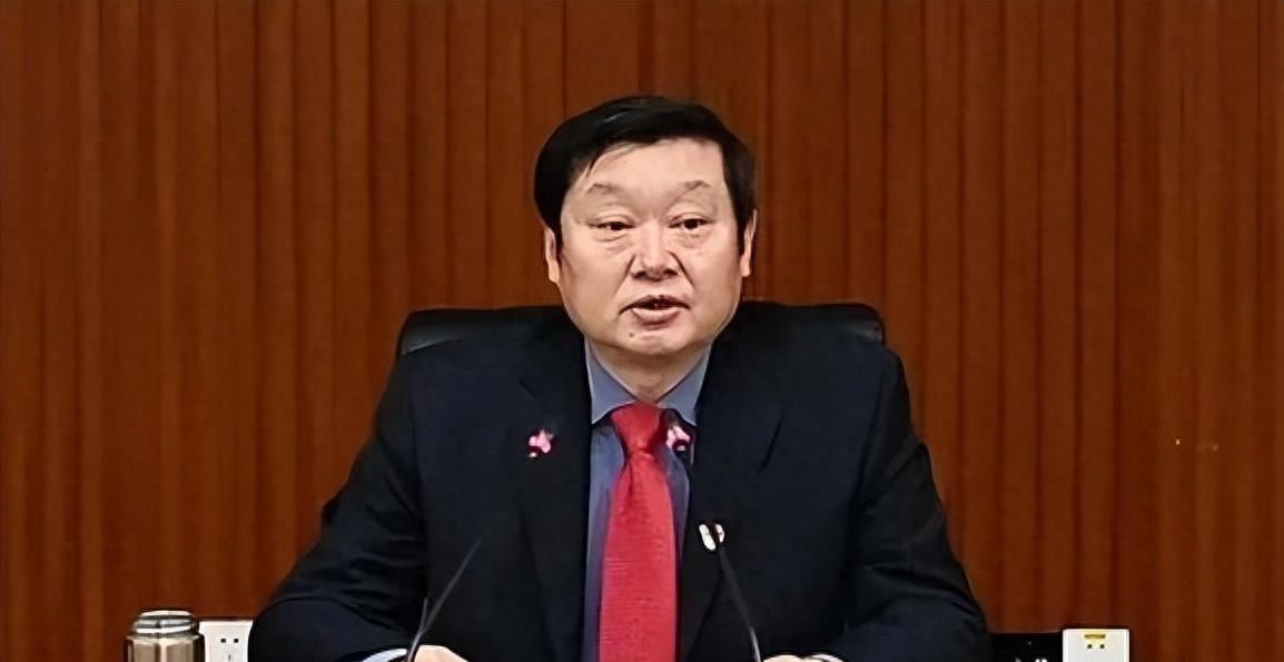 他怎么就栽了。六月二十三号，消息传出来，大家都愣住，人被带走了。他以前看着不