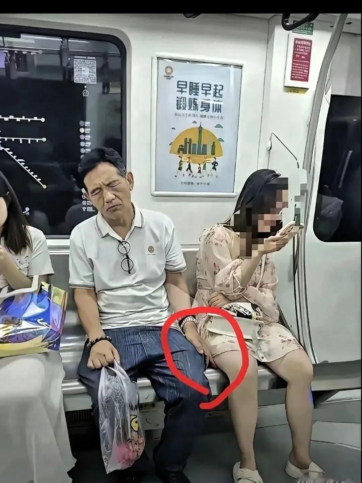 把图片放大仔细一看，才明白这位大爷的防范意识有多强。公交车上，一位六十岁上
