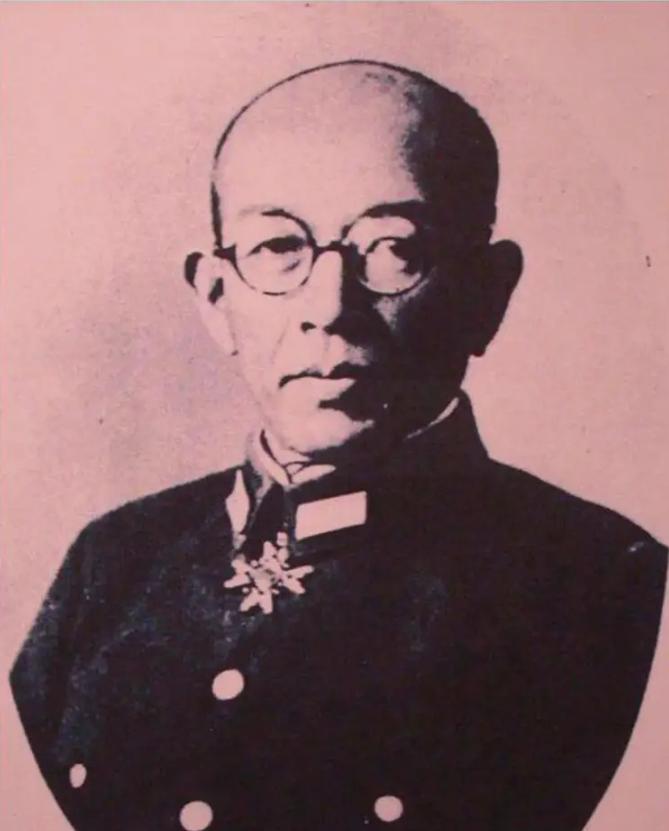 1939年，日军少将中村正雄腹部中弹，正做手术，军医刚切开他肚皮，突然一枚炮弹飞