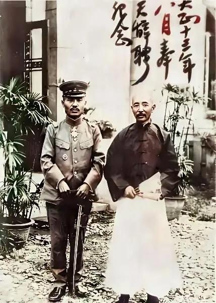 1924年，张作霖与即将辞任军事顾问的本庄繁合影，本庄繁因为精通汉语，在三年前被