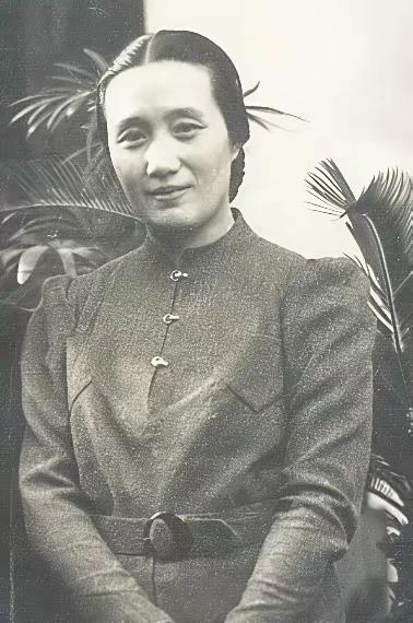 1925年，董竹君连生四女，为给夏之时拼儿子，挺着大肚怀第五胎。她贪吃辣椒，夏之