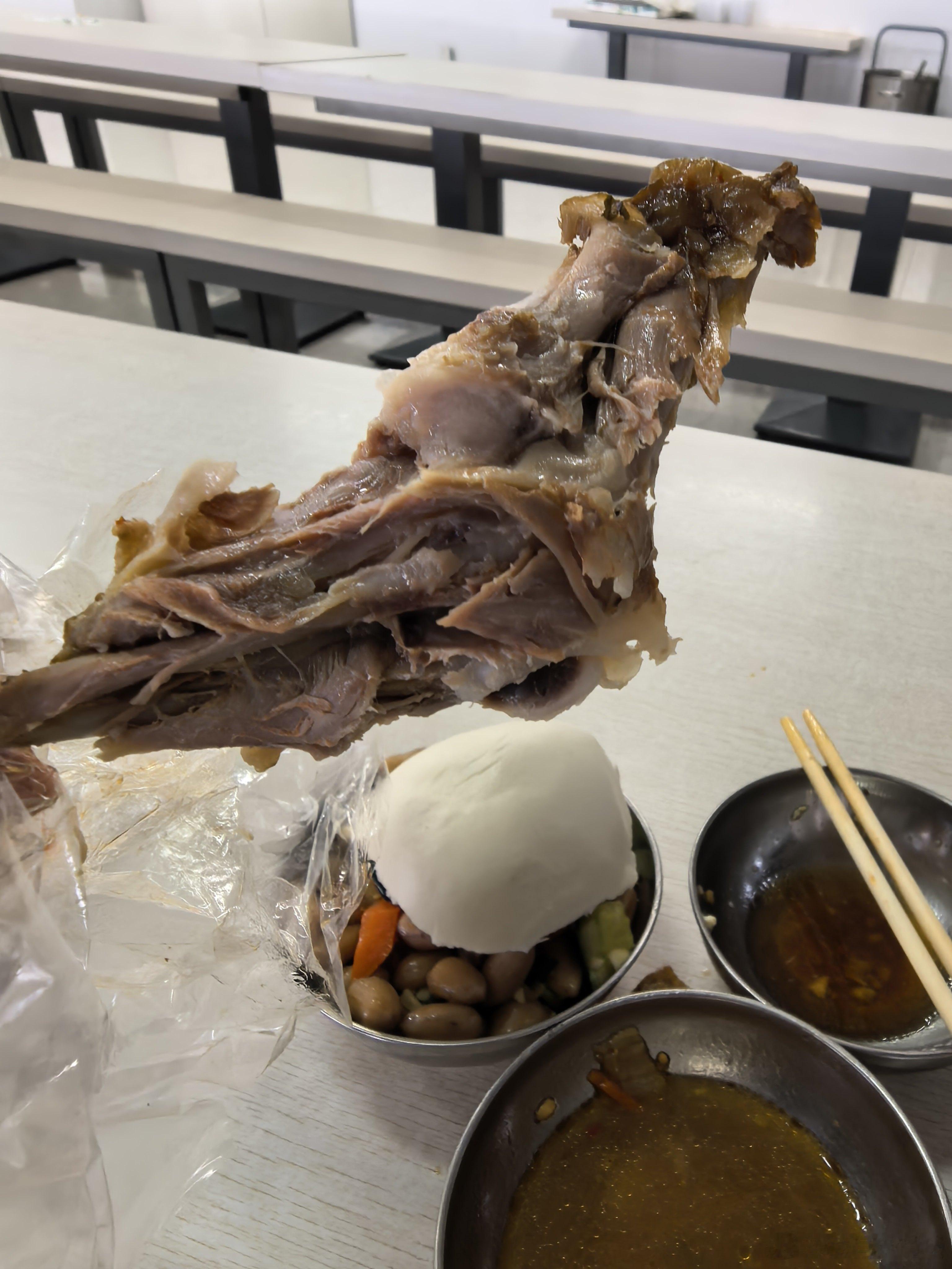 美食分享好久没来公司食堂吃饭了今天点的有点多图2的5元的大鸭腿吃不动了为啥要