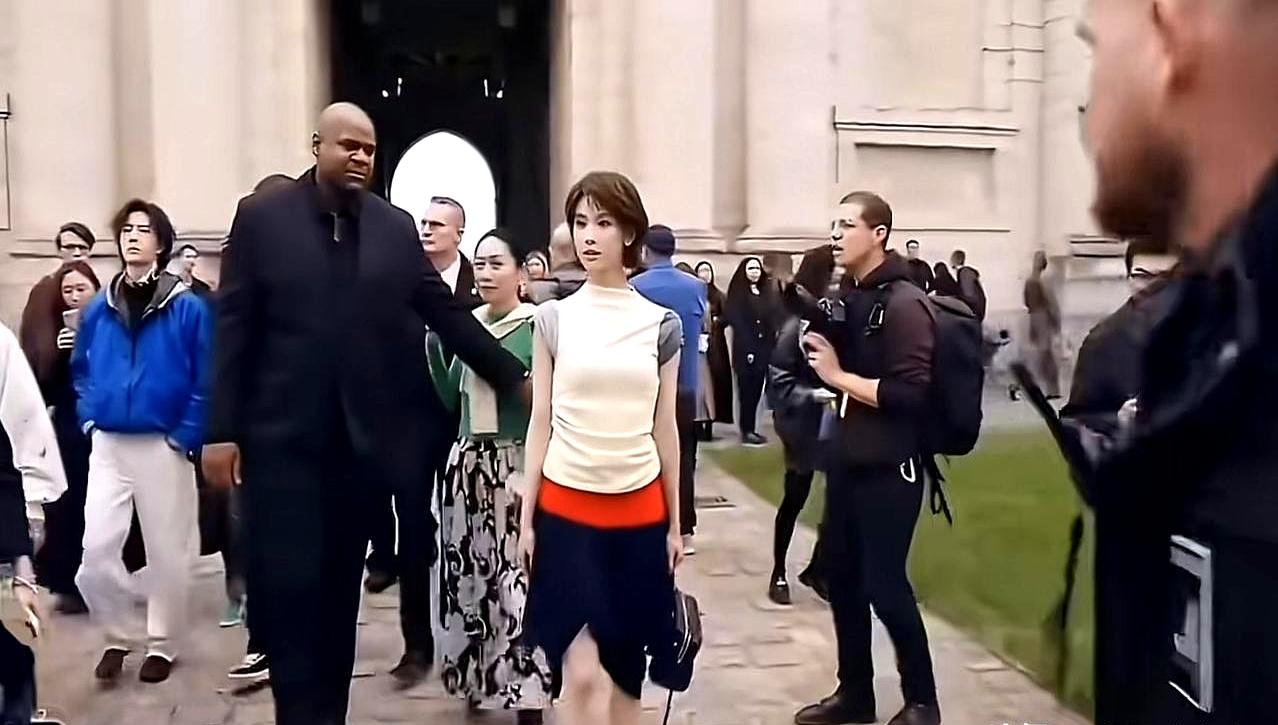 在巴黎时装周，王一博站在中心，却被陈都灵的保镖“硬生生”推开，一米八高大外国猛男