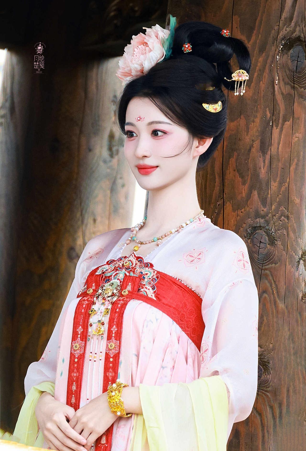 云想衣裳花想容春风拂槛露华浓这套妆造太太太漂亮了[哭哭]王楚然