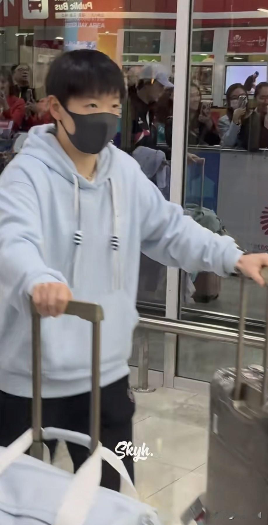 小寿星孙颖莎到达澳门啦！宝宝终于见面啦！25岁的第一天呀！我嘞个天哪，大赛美貌