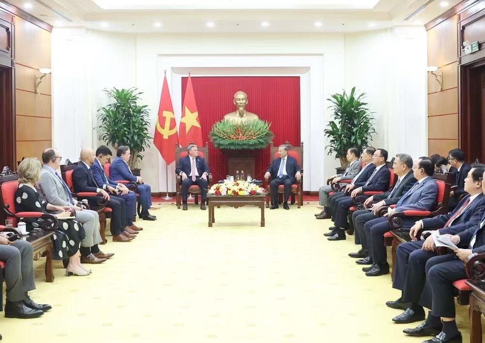 越南骨子里还是很敬佩美国的！只要是美国的大公司来访，苏林百忙之中必定会出面会见。