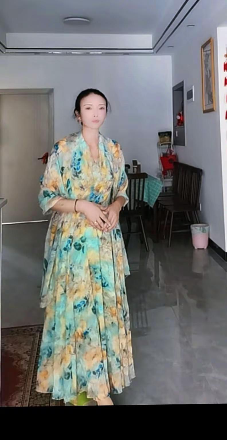 打扮得体是自己的喜好，也是一种尊重别人的行为，更是一道赏心悦目的风景碎花裙搭配