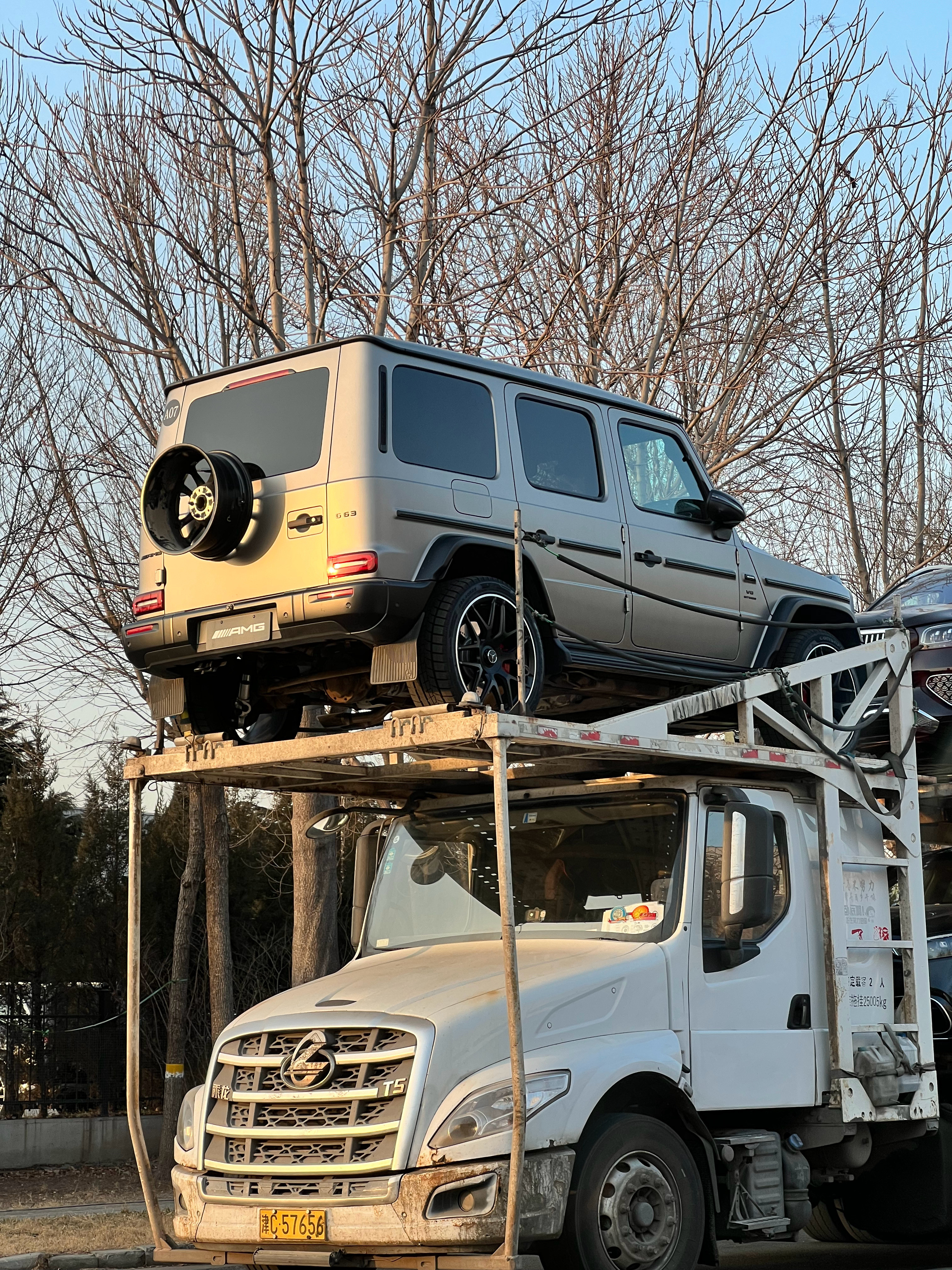 大G第一次见这样的备胎这个应该是官方活动用车，我看轮胎都是雪地胎哪位媒体老师开过