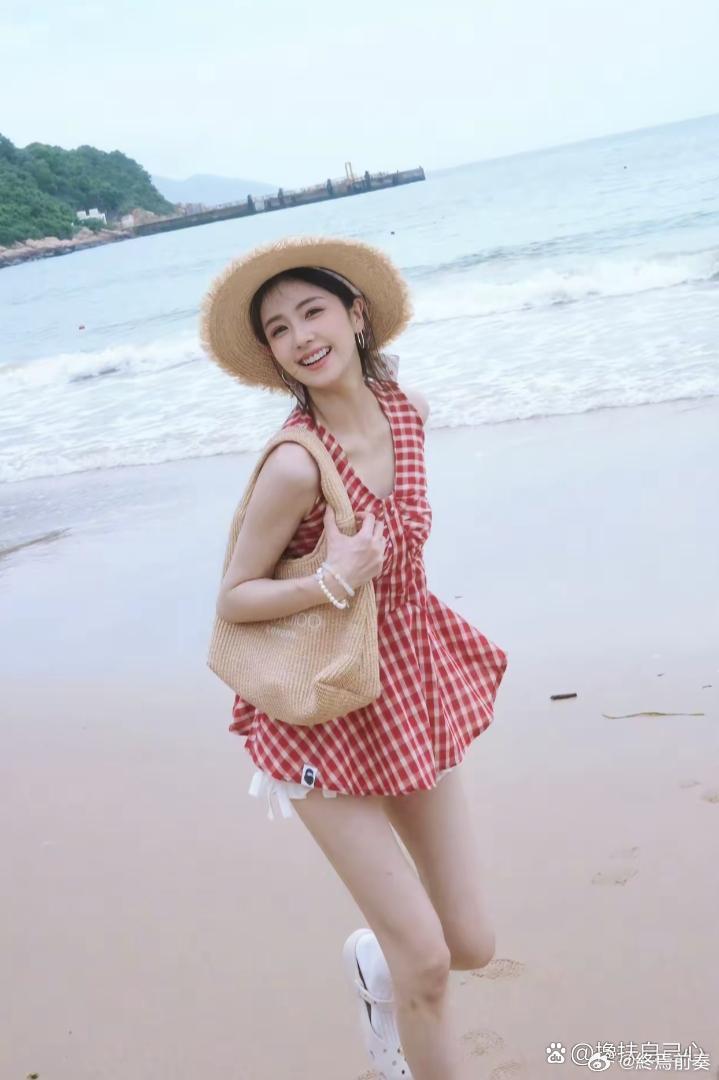 白鹿离开欢娱后发布了首条动态！照片里的她身处海边，脚蹬洞洞鞋，配文简洁干脆，只有