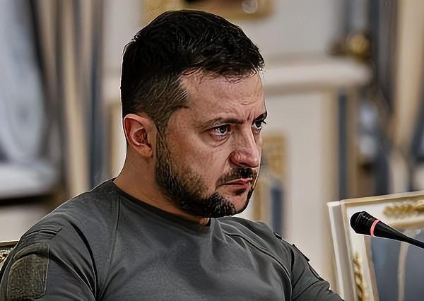 一场俄乌战争，把泽连斯基从演员锤炼成了战争狂人，他不但坚持了抗战四年多，而且还积