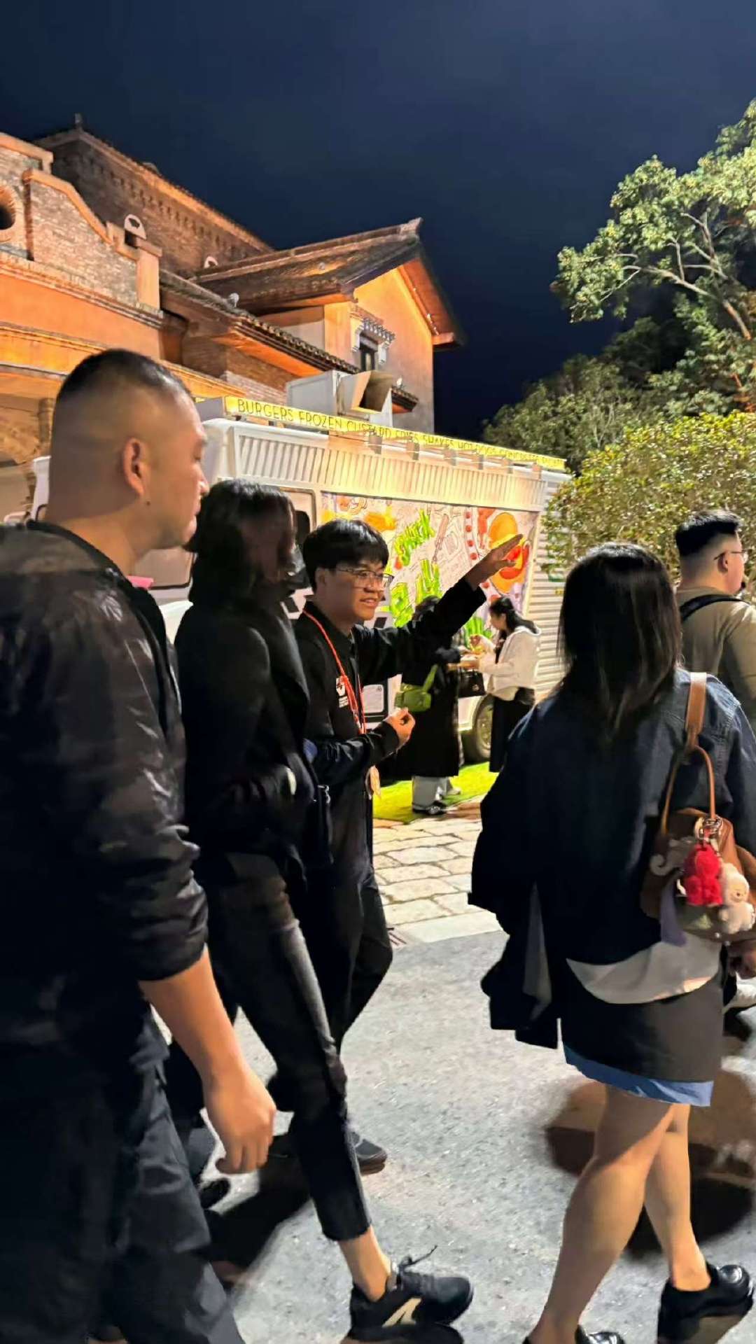 关晓彤又去乌镇戏剧节了网友乌镇戏剧节偶遇关晓彤关晓彤又去乌镇戏剧节了！​​​