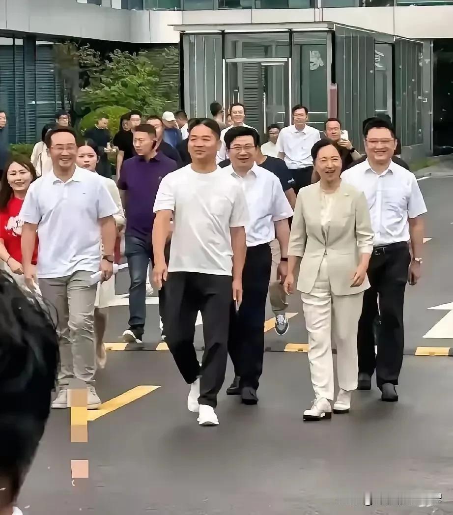 太逗了！刘强东这样真少见！左边市委书记，右边市长，东哥在中间像个夹心饼干，走