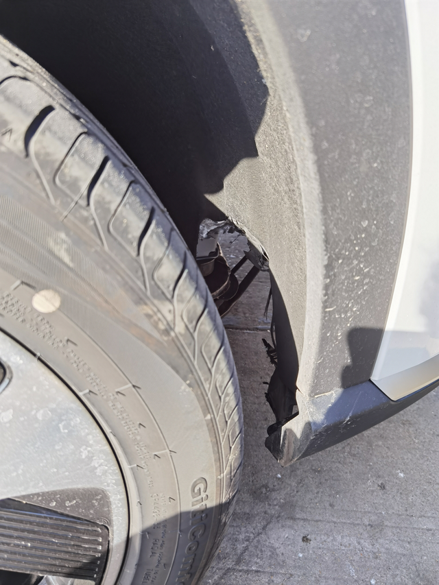 跑高速发现前轮挡泥板坏了跑高速在服务区发现前挡泥板磨烂了，刚提车一个多月，第一