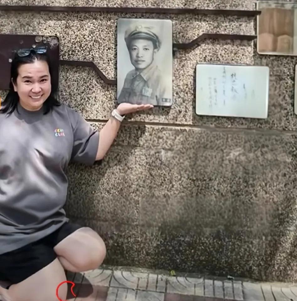 一面墙，隔了七十年的拥抱！她原以为昆明只是旅途中的一站。走在烈士纪念墙前