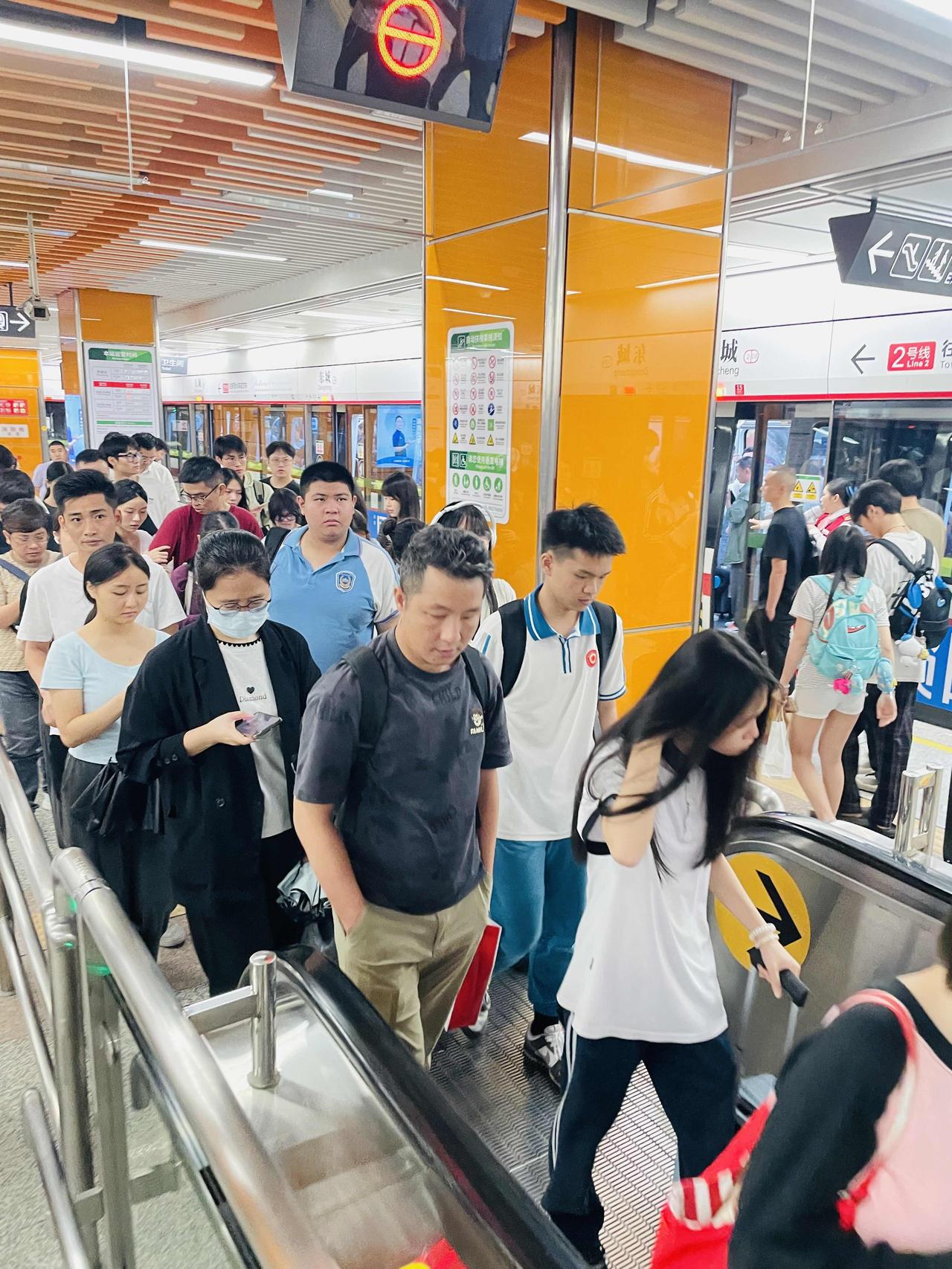周末周日，东莞的地铁人流量还是不错的。这个是东莞东城站~厚街寮厦站！晚上2