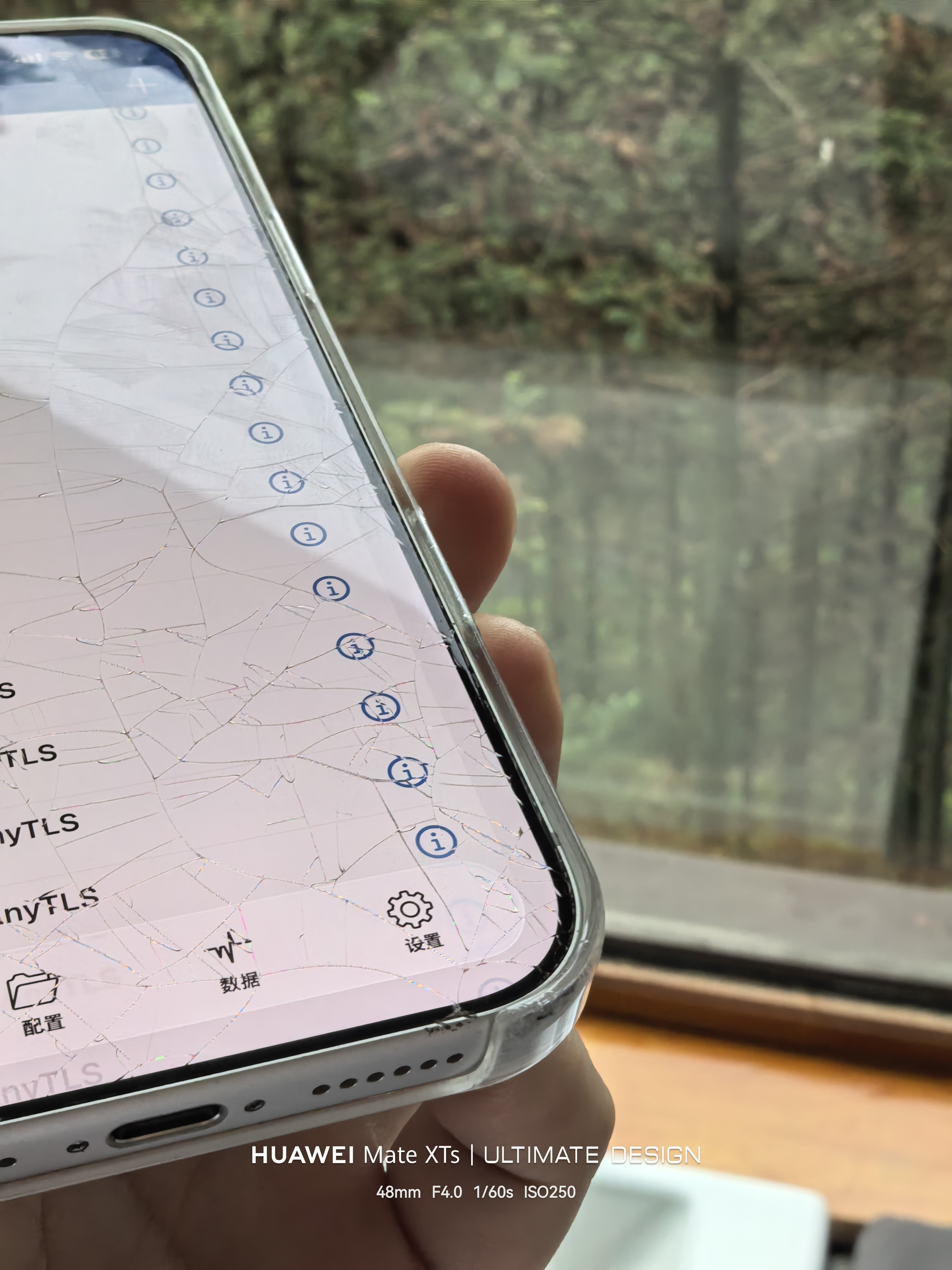 昨天拍摄我的17promax屏幕干碎了正好撞到手机壳没有保护到的底部...有