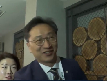 尴尬，英国不认识李在明在G7峰会上出现了尴尬的一幕，英国首相斯塔默并没有和韩国