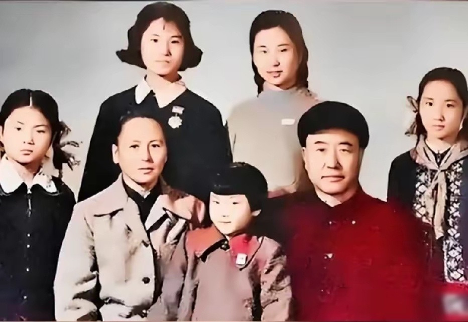 40年代，傅作义与妻子刘芸生以及四个女儿的一张留影。
