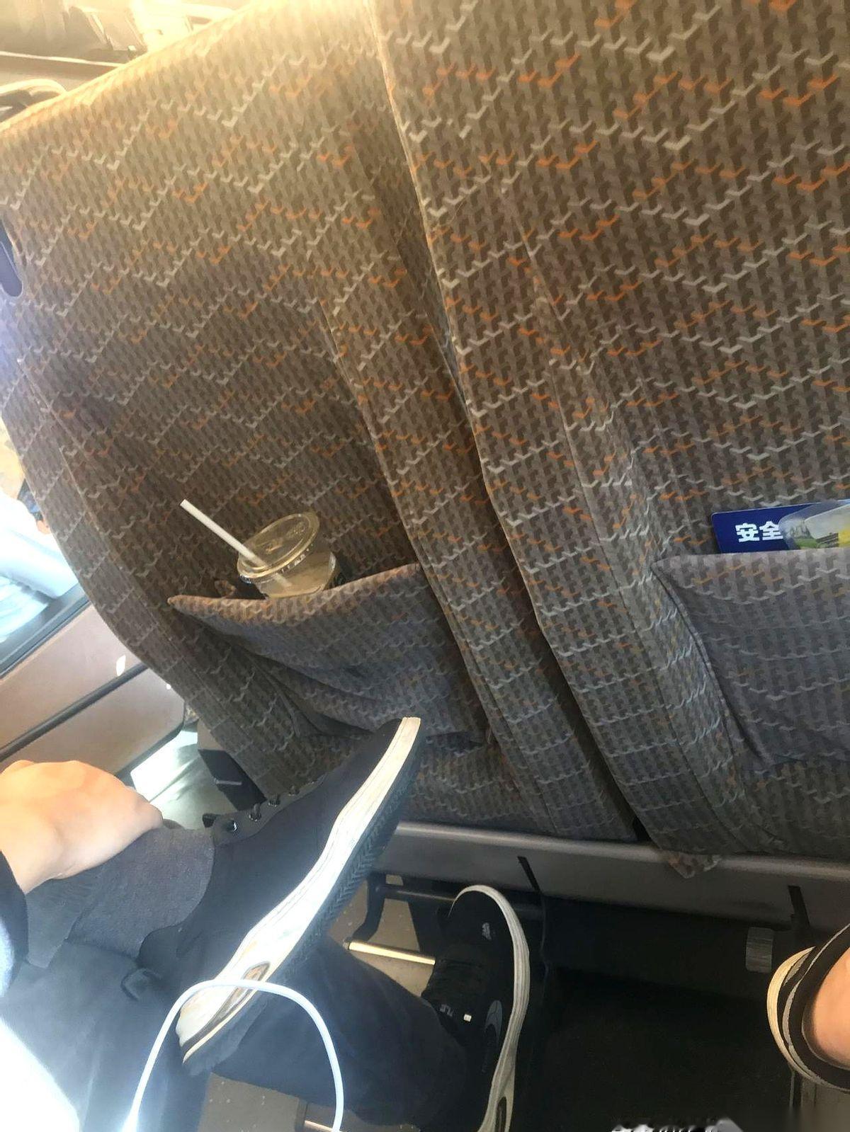 “你买的是二等座的票，为什么坐在一等座？”今天高铁上，乘务员小姐姐的声音不大，