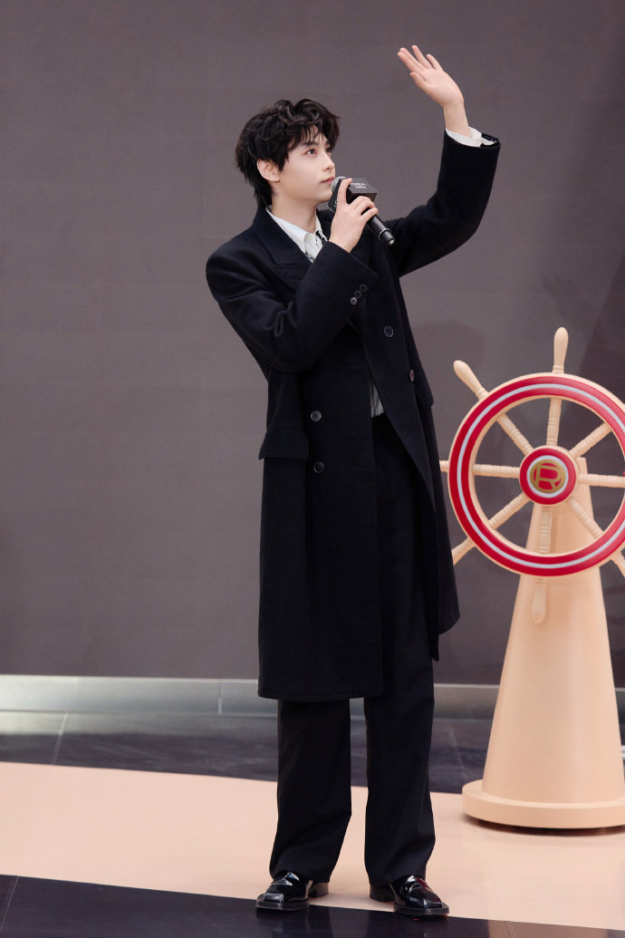 田栩宁举手投足间尽显从容田栩宁的现场图田栩宁的现场图，田栩宁举手投足间尽显从容