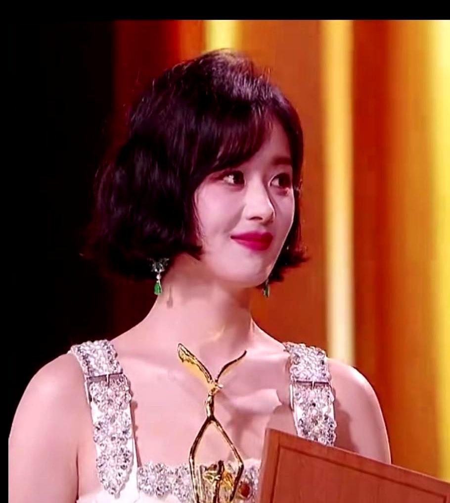 你刷到的赵丽颖告白文案，其实和她本人半毛钱关系没有。2026年开年她靠《小