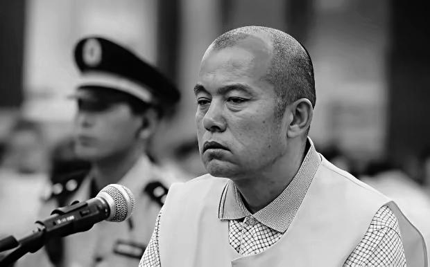 2005年，警察郑成月审嫌犯王书金，没动粗，自掏腰包买烧鸡矿泉水，跟王书金唠家常