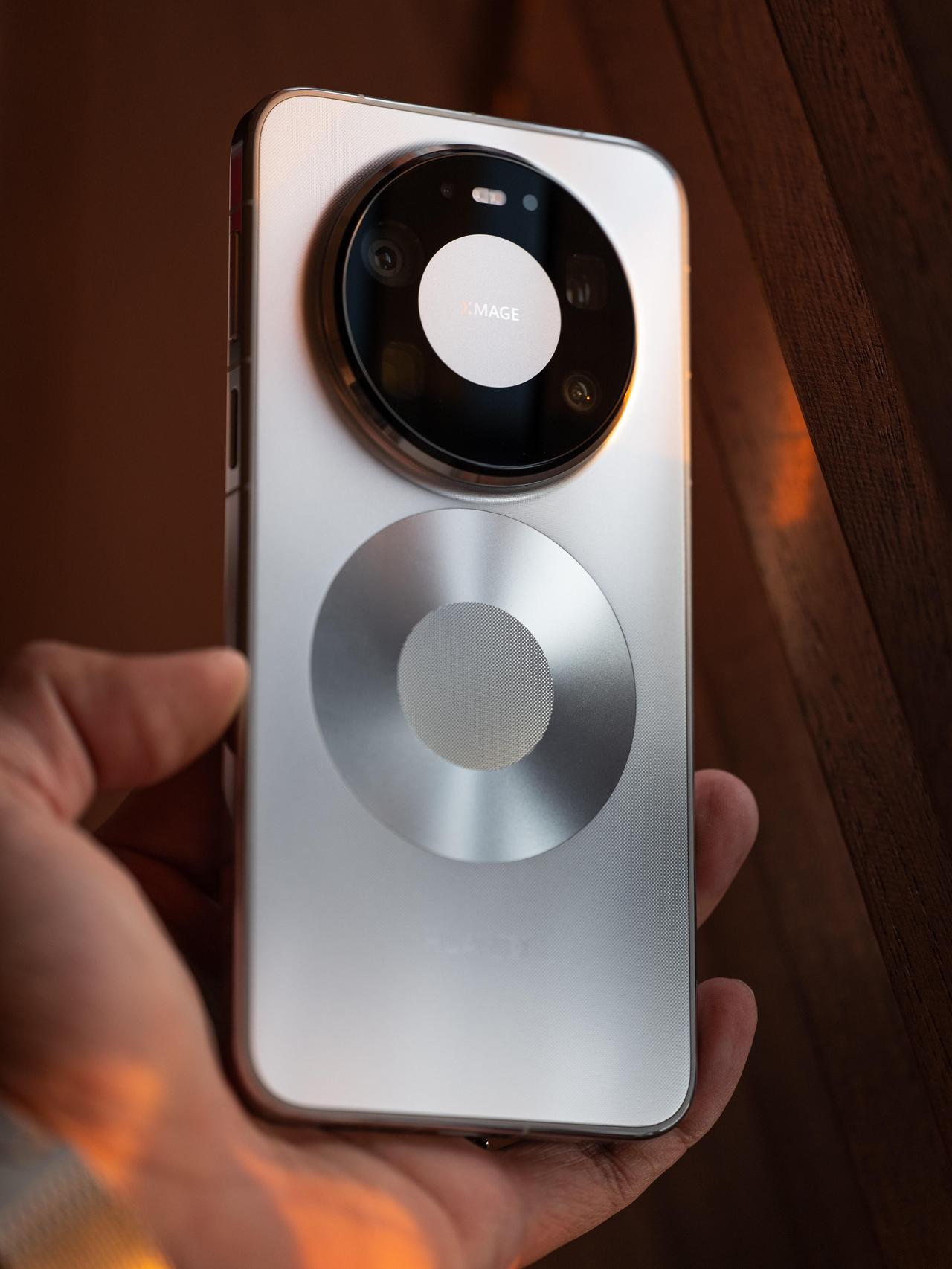 很多人嘴上说看中影像、看中信号，其实心里真正的想法是——这台手机买回去，能稳稳当