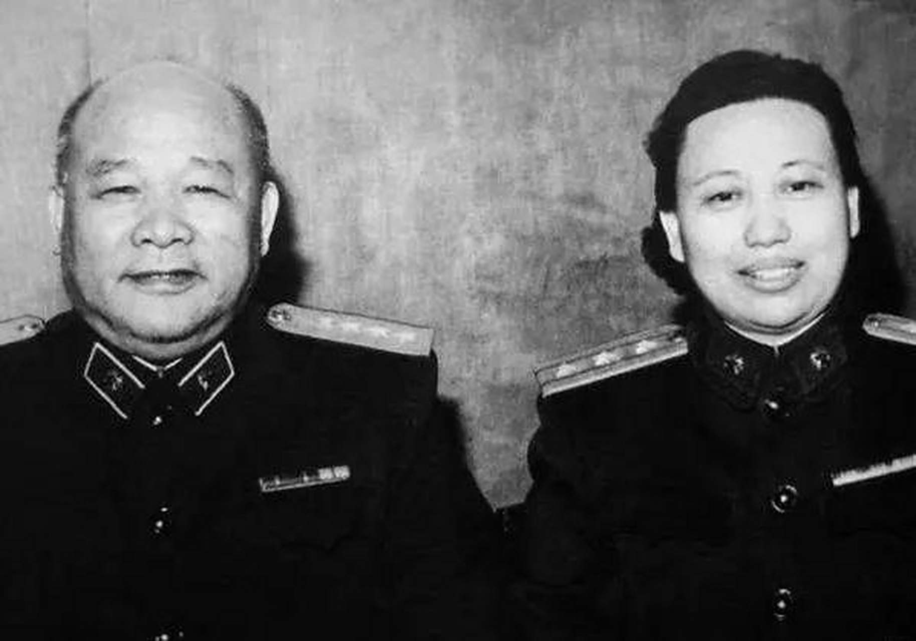 1934年12月，徐海东身负重伤，一颗子弹从左眼底下打进，从颈后穿出，经抢救，血