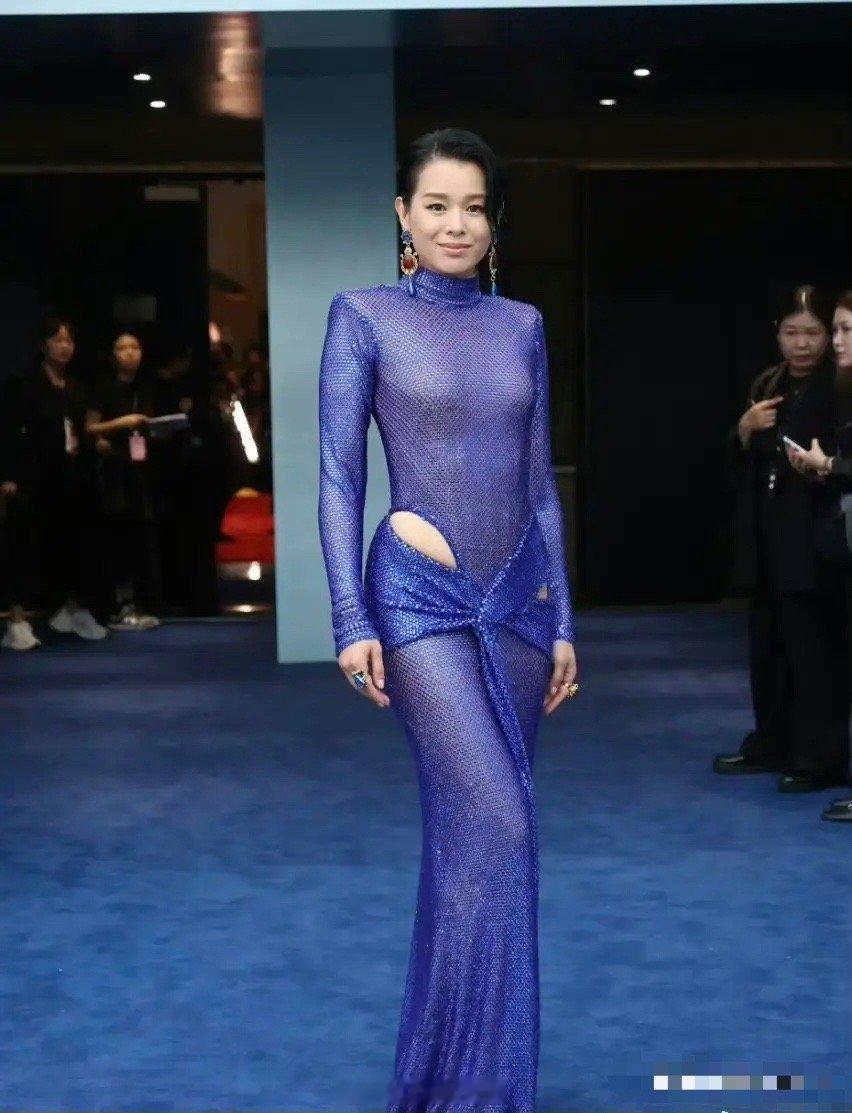 港姐就是港姐，生过三孩子了身材还是那么凹凸有致，风韵十足。​​​