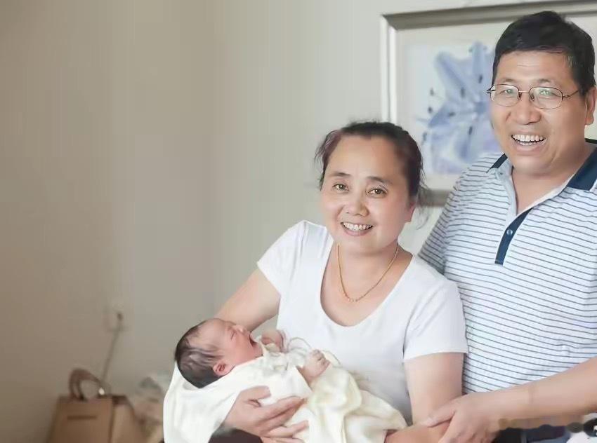 这是2015年6月份张姩菡出生不久后与父母、爷爷奶奶和外公外婆拍下的温馨合照，当